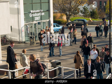 Schüler außerhalb der Sheffield Hallam University, Sheffield Stadtzentrum UK Stockfoto