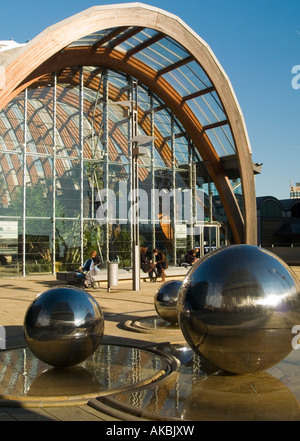 Der Wintergarten und die Kugeln, die einen Teil der Skulptur Regen im Millenium Square, Sheffield City Centre UK Stockfoto