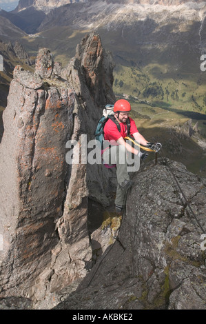 Bergsteiger auf der Via Ferrata Delle aber italienischen Dolomiten Stockfoto