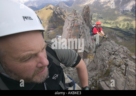 Bergsteiger auf der Via Ferrata Delle aber italienischen Dolomiten Stockfoto