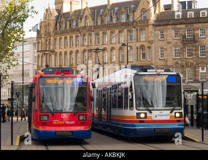 Zwei Straßenbahnen geparkt nebeneinander in der Church Street-Bereich der Sheffield City Centre, Großbritannien Stockfoto