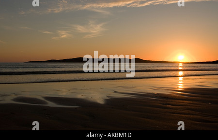 Mittsommer Nacht Sonnenuntergang über den Atlantik und die Insel z. gesehen von der Insel Harris, Schottland Stockfoto