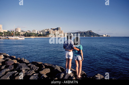 Ein junges japanisches Paar genießen Sie einen Blick auf die Skyline von Waikiki Stockfoto