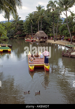 Besucher das Polynesian Cultural Center in einem Kanu-Schlauchboot-tour Stockfoto