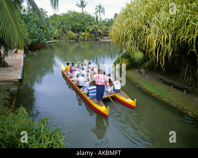 Besucher das Polynesian Cultural Center in einem Kanu-Schlauchboot-tour Stockfoto