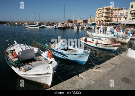 Das Hafengebiet von Chania Hafen Crete mit seinen lokalen Angeln Boote kleine Yachten und unvermeidliche Kai Taverne restaurants Stockfoto