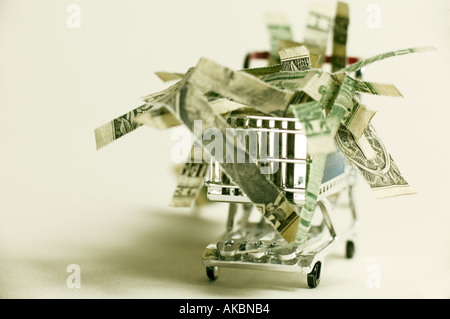 Shoppping Wagen mit geschredderten Geld Stockfoto