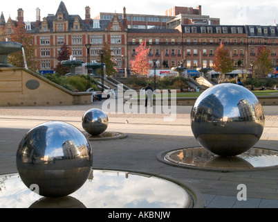 Millenium Square und Peace Gardens, mit Kugeln, die Bestandteil der Skulptur "Regen" in Sheffield City Centre UK Stockfoto