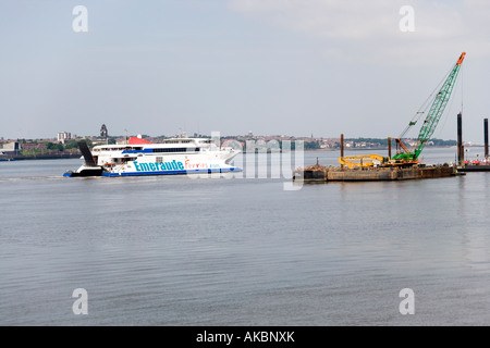 Emeraude Fähre Segeln auf dem Mersey River das Albert Dock-Liverpool Birkenhead, ab Stockfoto