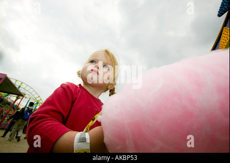 Kinder essen Zuckerwatte Stockfoto