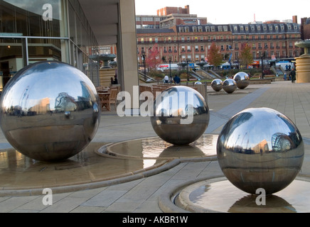 Millenium Square und Peace Gardens, mit Kugeln, die Bestandteil der Skulptur "Regen" in Sheffield City Centre UK Stockfoto