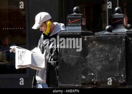 Mann am Telefon am Kiosk in Boston street Stockfoto