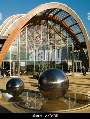 Wintergarten und zwei Kugeln, die Teil der Skulptur "Regen" im Milleniums Platz Sheffield City Centre UK Stockfoto