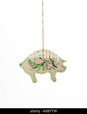 Vintage Ornament Weihnachtsdekoration von Schwein mit handgemalten Blumen auf seinem Rücken und Goldfäden hängend Stockfoto