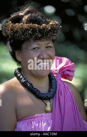 Eine native hawaiian Frau im traditionellen Luau Kleidung Stockfoto