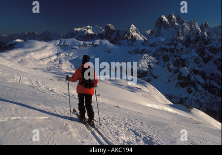 Skifahrer westlich von Tre Cime mit Monte Campedelle Sextener Dolomiten Tyrolia Süditalien Stockfoto