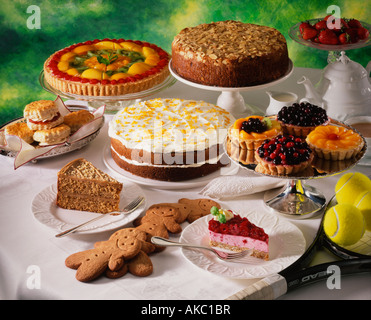 Eine Auswahl an englischen Kuchen und Torten nach Hause gemacht Backen redaktionelle Lebensmittel Stockfoto