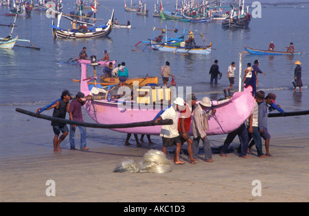 Angelboot/Fischerboot, die Landung am Strand von Jimbaran Bali Stockfoto