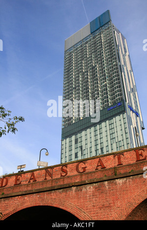Deansgate Castlefields Beetham Tower Manchester auch bekannt als Hilton Manchester ist ein gemischt genutztes Wolkenkratzer in England uk gb Stockfoto