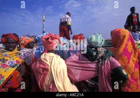 Frauen treffen Angelboote/Fischerboote am Strand St. Louis, Senegal Stockfoto