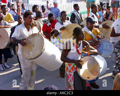 Junge Männer drum als Bestandteil der traditionellen Neujahr Junkanoo Parade in Green Turtle Cay Abacos Bahamas Stockfoto