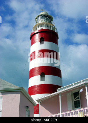 Hope Town Leuchtturm auf Elbow Cay Abacos Bahmas mit Lighthouse Keepers Hütten im Vordergrund Stockfoto