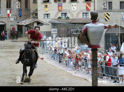 Kandidat in Arezzo s Giostra del Saraceno trifft die Ritterturniere Ziel während Abendpraxis Toskana Italien Stockfoto