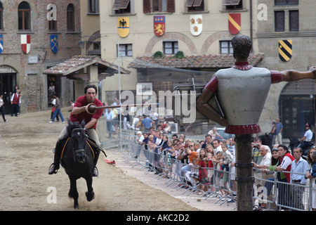 Kandidat in Arezzo s Giostra del Saraceno reiht sich Streikrecht der Ritterspiele Ziel während Abendpraxis Toskana Italien Stockfoto