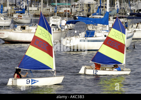 Zwei kleine Segelboote mit festgemachten Boote im Hintergrund Stockfoto
