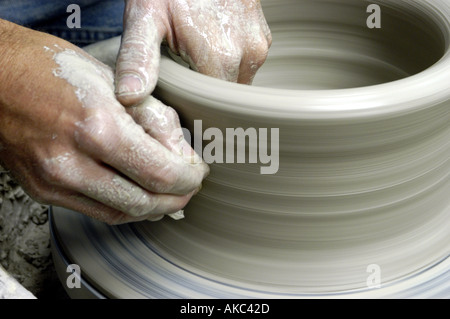Nahaufnahme von Potter werfen Topf auf Blumenerde Rad Stockfoto