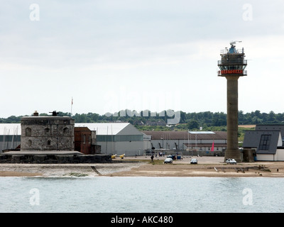 Southampton Wasser in der Nähe der Solent Coastguard Lookout und Radar Turm neben Calshot Schloß wurde Marine und RAF-Basis Stockfoto