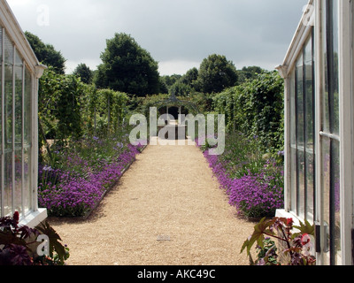 Historisches viktorianisches Osborne House ummauerter Garten Teil der ehemaligen königlichen Residenz von Queen Victoria & Prince Albert East Cowes Isle of Wight England Großbritannien Stockfoto