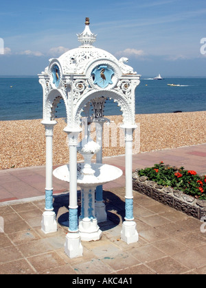 Isle Of Wight Trinkbrunnen aus Gusseisen, Stadt von West Cowes am 2. Juni 1864 von George Robert Stephenson vorgestellt Stockfoto