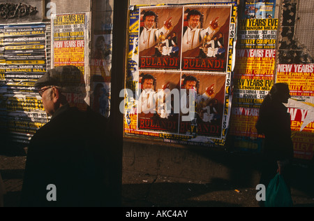 Britischen Asiaten Pass-durch ein Plakat für den Bollywood-Film Bulandi in Southall, Heimat einer großen Londoner asiatische Gemeinschaft. Stockfoto