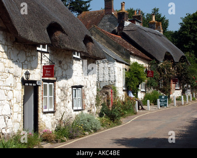 Postamt im Dorf Brighstone malerische alte strohgedeckte Cottages mit schmalen Vorgärten Isle of Wight England Großbritannien Stockfoto