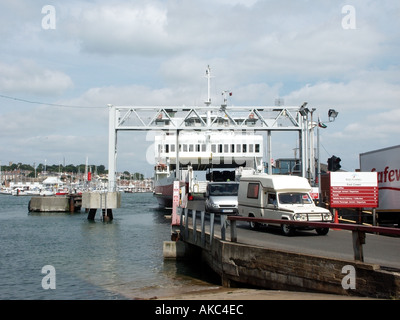 East Cowes Isle Of Wight Red Funnel Fähren Fahrzeugen aussteigen Stockfoto