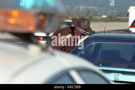 Sheriff macht Verkehrskontrolle für zu schnelles fahren Stockfoto