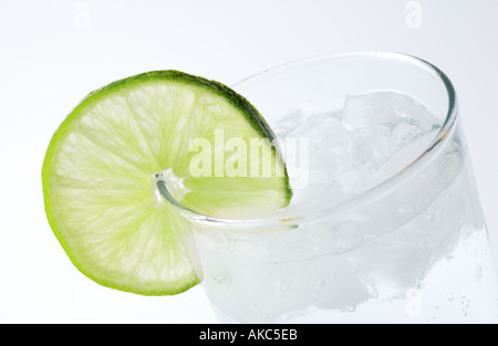 Trinken Sie mit Limettenscheibe am Rand Stockfoto