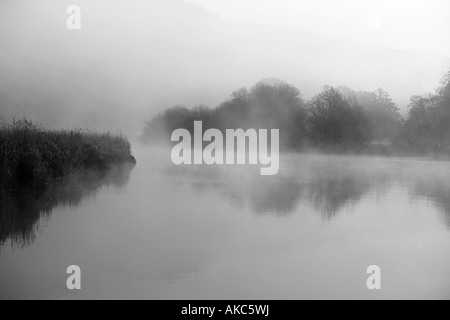 Der Fluß Brathay auf einem Misty Autumn Morgen Clappersgate, Ambleside "Lake District National Park" Cumbria UK Stockfoto