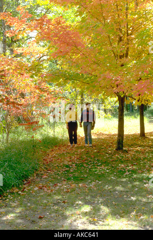 Paar Alter 21 ein Spaziergang durch den Wald im nördlichen Minnesota. Clitherall Minnesota USA Stockfoto