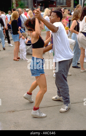 Interracial paar Alter 25 Straße tanzen bei Grand Old Day Feier. St Paul Minnesota USA Stockfoto