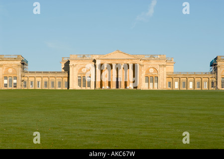 Die Südfassade im Stowe House, Buckinghamshire, England, über den See aus gesehen Stockfoto