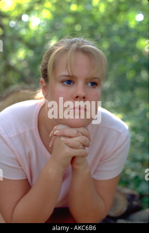 Frau Alter von 21 Jahren mit gefalteten Händen suchen nachdenklich oder beten Clitherall Minnesota USA Stockfoto