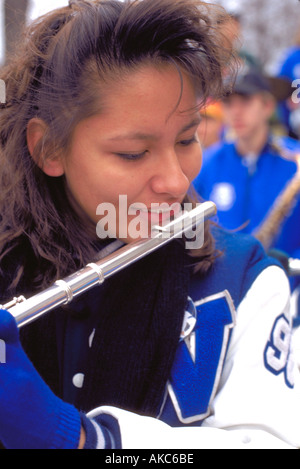 Lateinamerikanische Musiker Flötenspiel in Pep-Band bei Viking Fußballspiel mit 15 Jahren. Minneapolis Minnesota USA Stockfoto