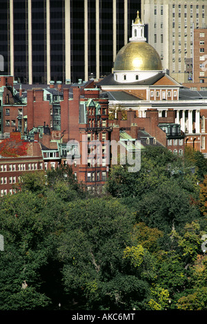 Die goldene Kuppel der Massachusetts State House auf dem Beacon Hill erhebt sich über Wohnhäuser und Boston Common Stockfoto