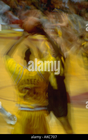 Verschwommene Gopher unter Sprungwurf in Wilhelms Arena U of Minnesota Basketball-Spiel. Minneapolis Minnesota USA Stockfoto