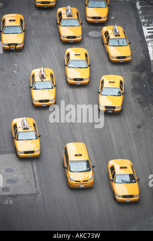 TAXIS, BESCHÄFTIGT, PKW, LKW, KFZ, NEW YORK CITY, NEW YORK CITY, MANHATTAN, IM FREIEN, RÜCKLEUCHTEN, TAXI, VERKEHR, STAU, TRANS Stockfoto