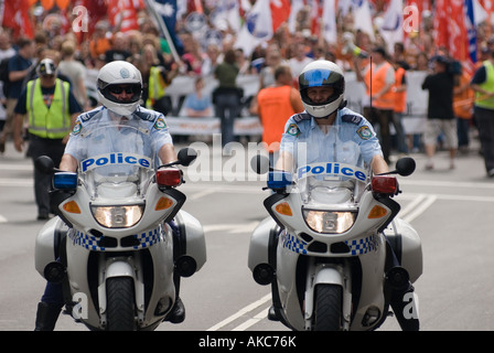 Motorrad Polizei vor einer Demonstration. NSW Polizisten auf Motorrädern; Motorräder; Motorrad Polizei; Australien, australischen Strafverfolgungsbehörden Stockfoto