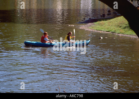 Mutter Alter 34 Kajak mit Sohn, Alter 9 im malerischen Loring Park. Minneapolis Minnesota USA Stockfoto