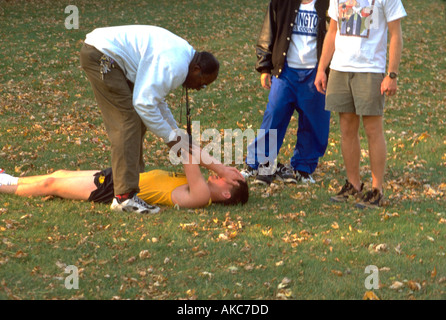 Trainer 41 Hilfe für verletzte Läufer 16 auf Langlauf regionaler. St Paul Minnesota USA Stockfoto